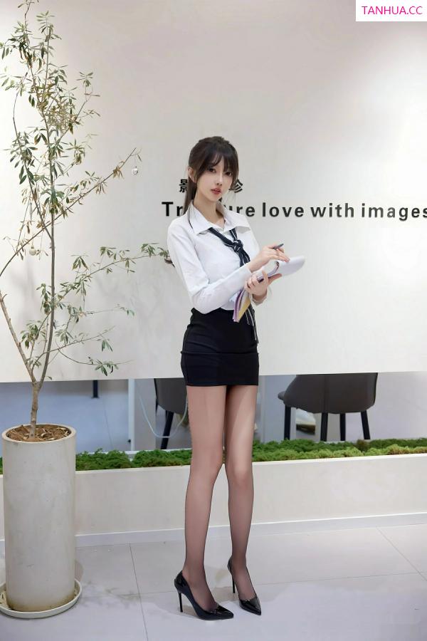 玥儿玥  [XiuRen]高清写真图 2025.08.11 No.10636 玥儿玥er OL服饰第15张图片